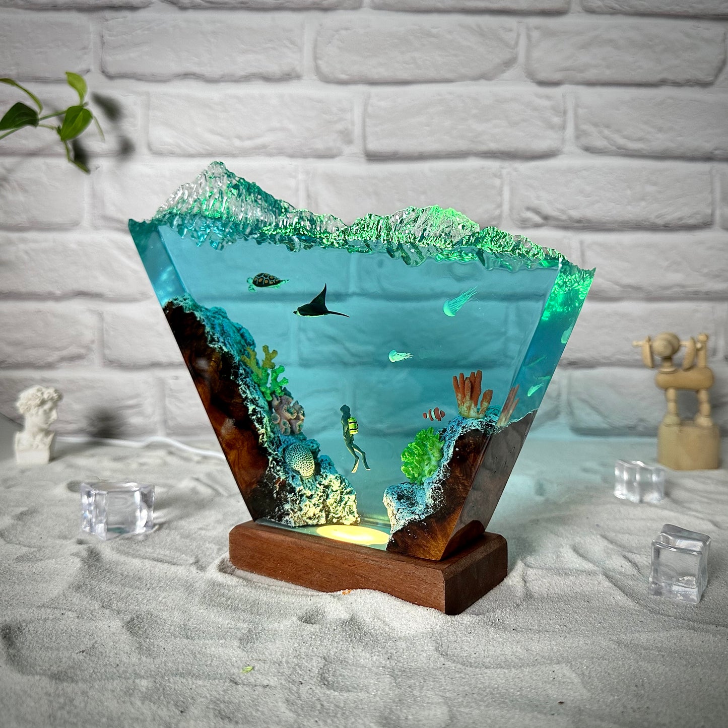 Turtle and rays resin lamp