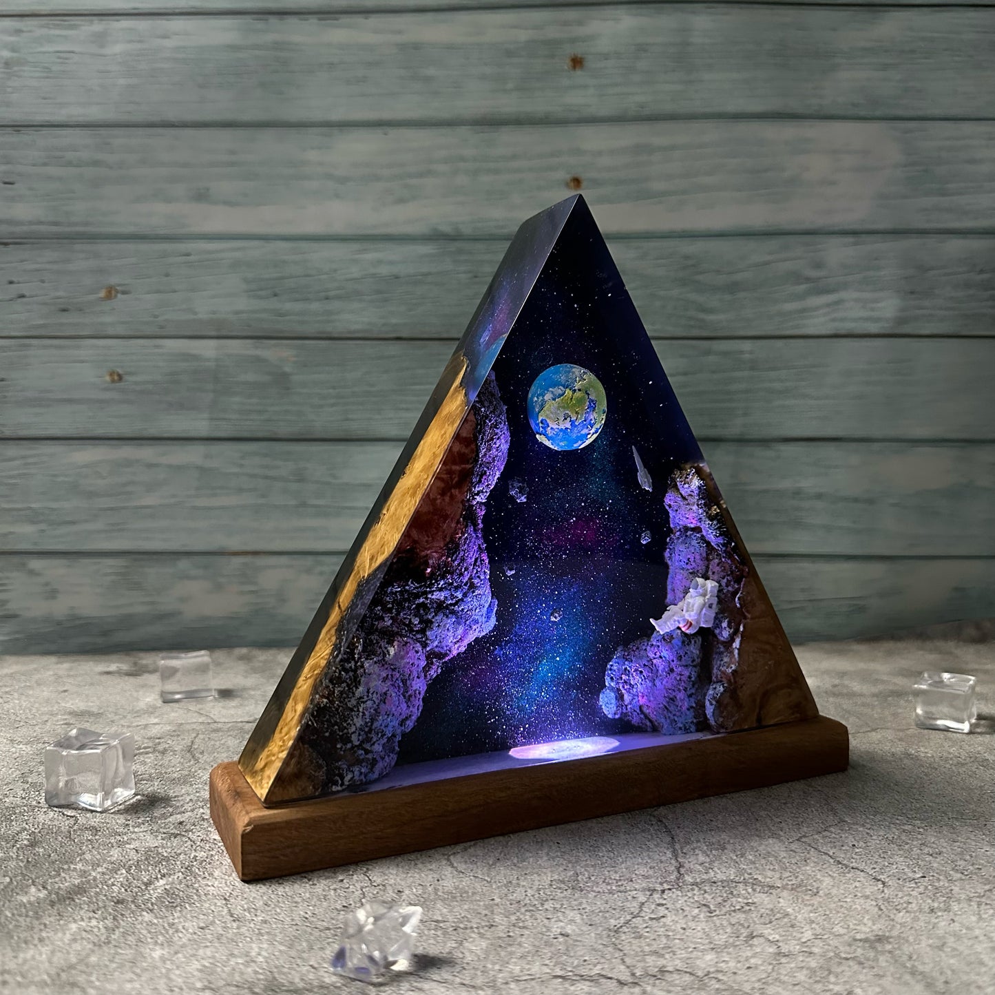 Astronaut resin lamp