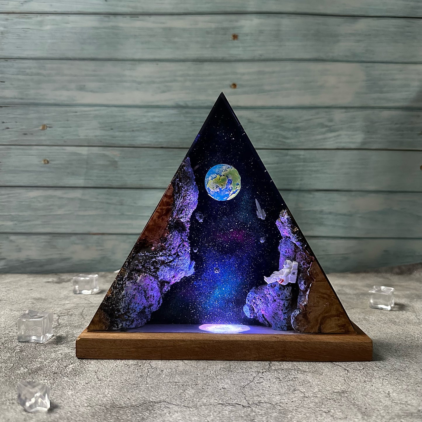 Astronaut resin lamp