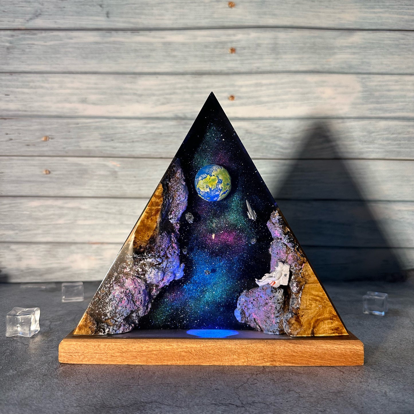Astronaut resin lamp