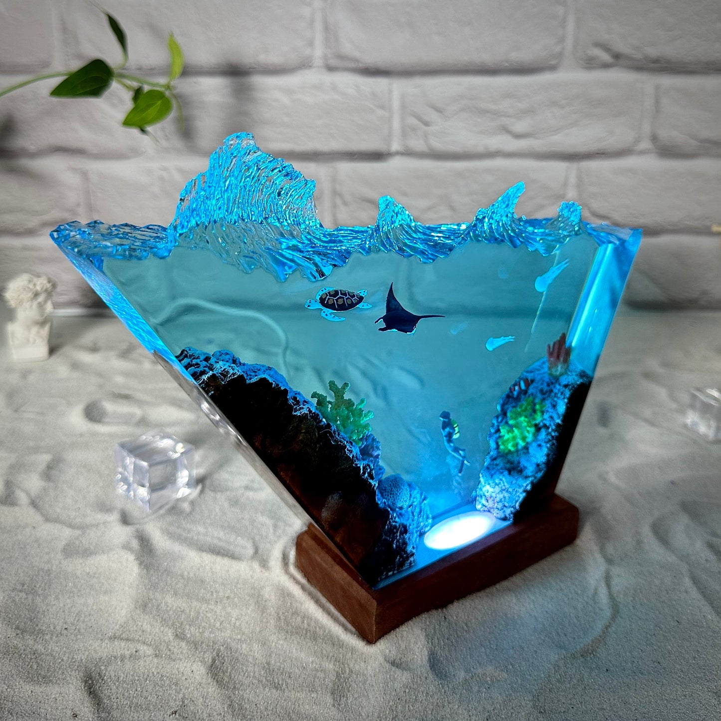 Turtle and rays resin lamp