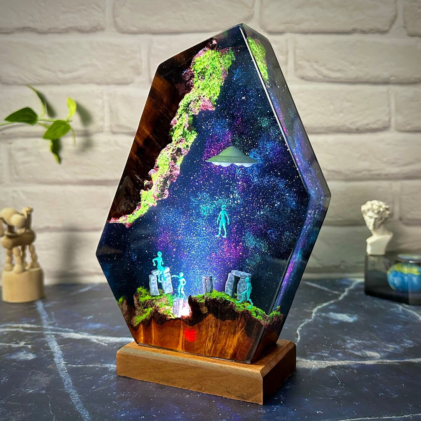 Aliens and space resin lamp