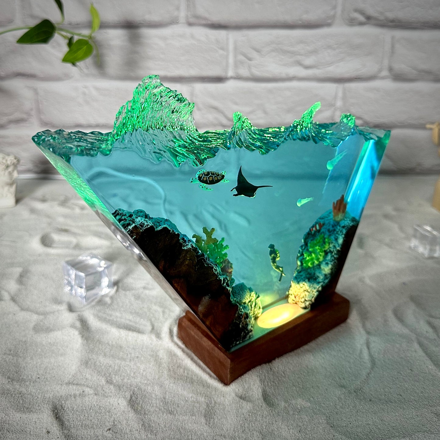 Turtle and rays resin lamp