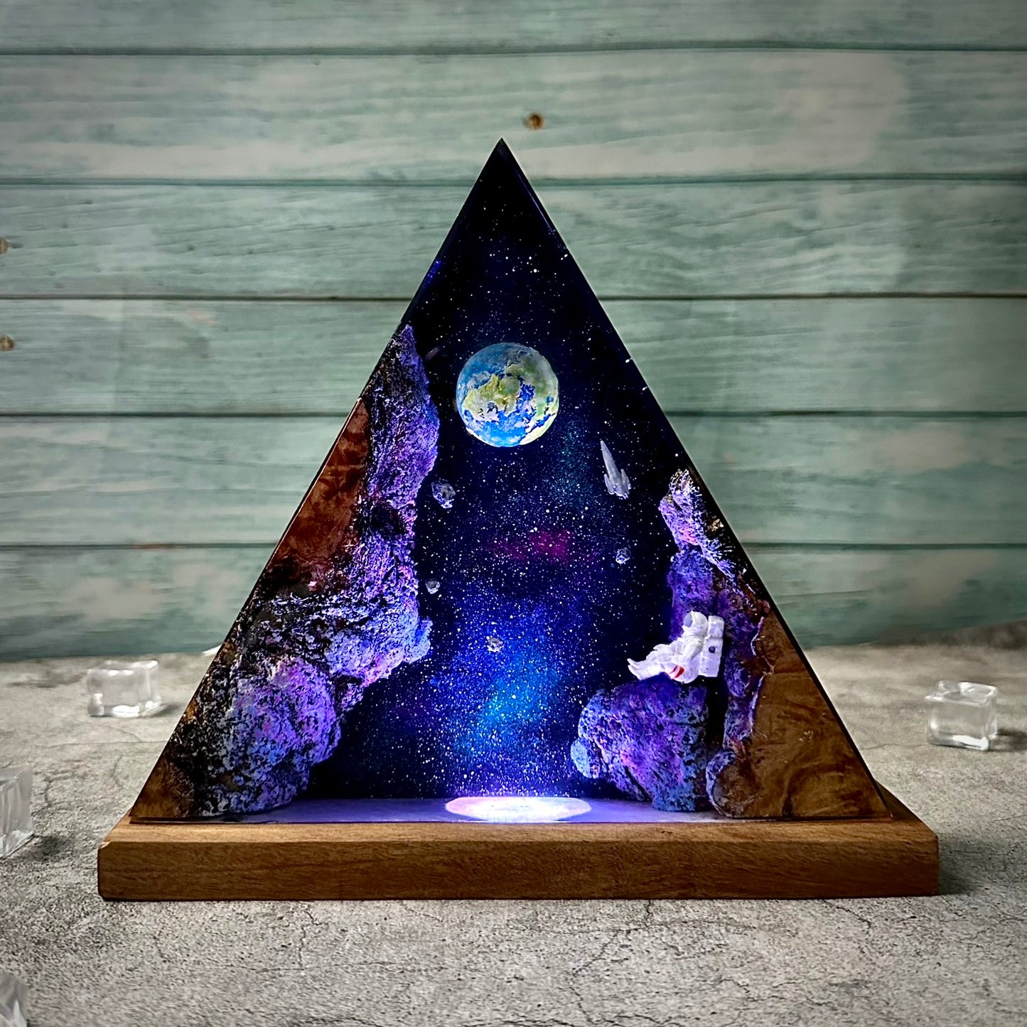 Astronaut resin lamp