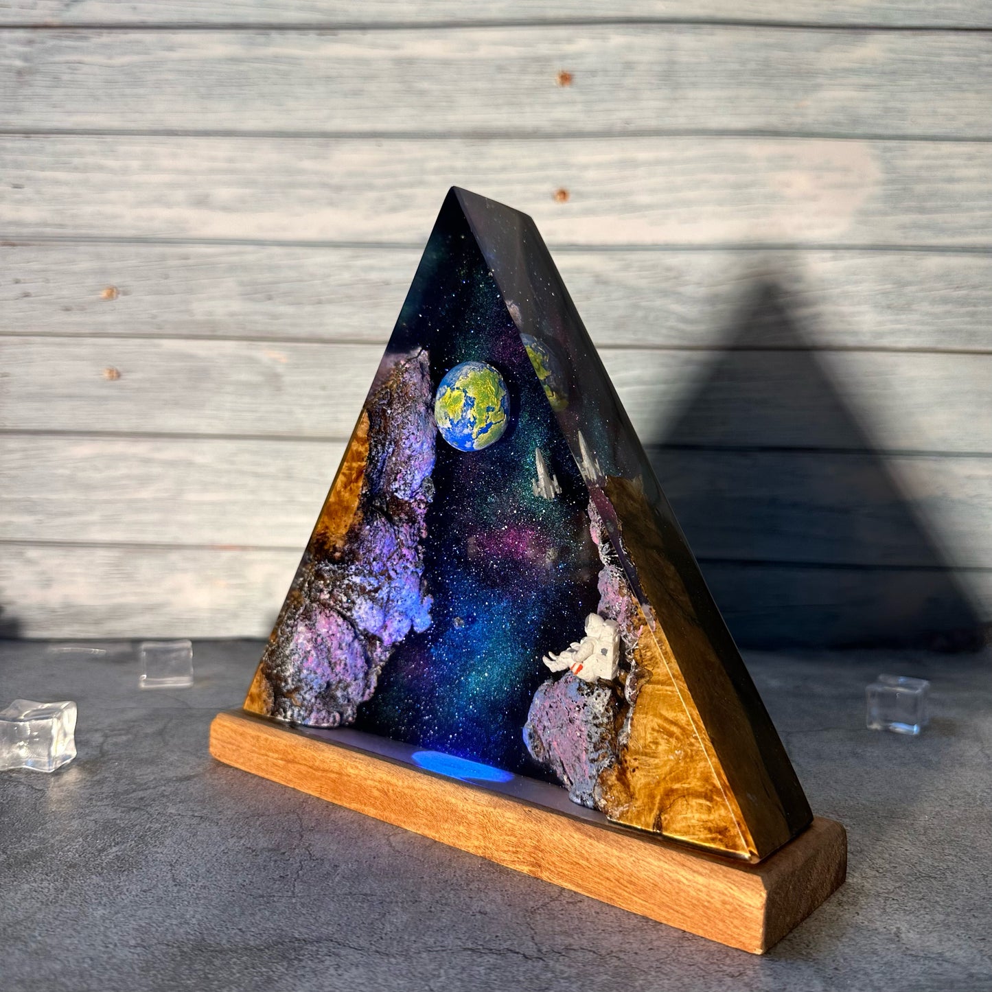 Astronaut resin lamp